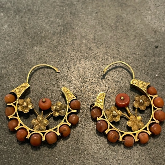 Pair of Mexican gold and coral earrings - Picture 2 of 9